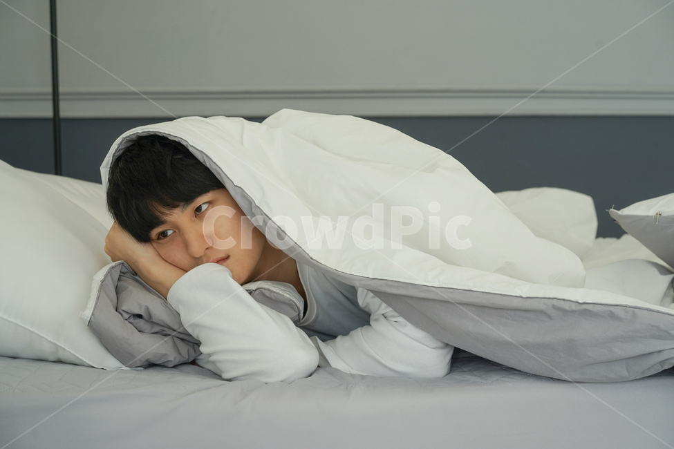 남성,남자,침대,침실,방,실내,이불,아침,피로함,피곤함,기상,집돌이,집콕,방구석,따분한,지루한,심심한,사람,인물,인간,human,person,남성,남자,man,male