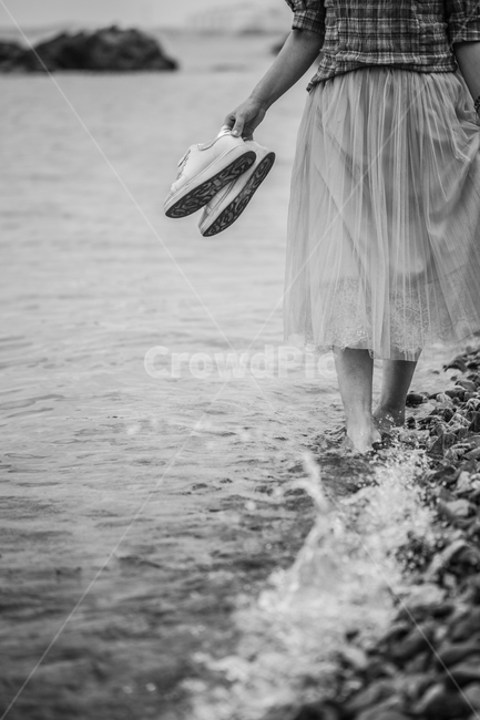 파도,바다,인물,감성,sea,wave,해변,바다,beach,sea,사람,인물,인간,human,person,여성,여자,woman,female,lady,고독함,외로움,쓸쓸함,우울함,슬픔,lonely,solitary,흑백,모노톤,monochrome,black and white