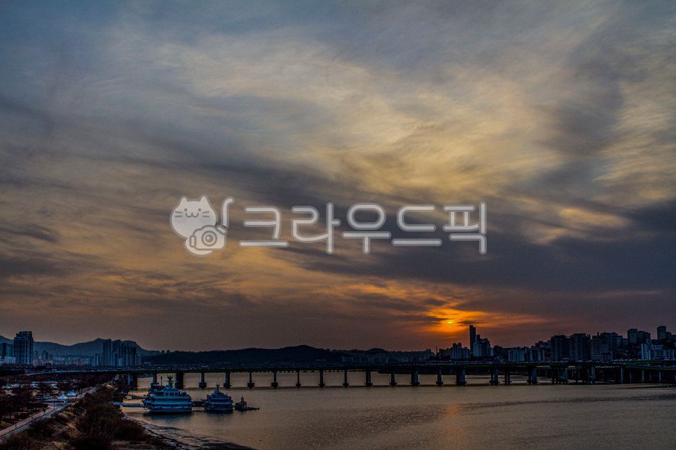 sky,dusk,Gangbyeonbukro,Dongho Bridge,Olympic Boulevard,water,Hannam Bridge,building,boat,Han River,Seoul,sunset,river,bridge,dock
