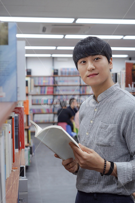 서점,책방,도서관,교육,남성,남자,공부,독서,독서실,책꽂이,book,사람,인물,인간,human,person,남성,남자,man,male,교육,학교,공부,education,learning,study,school