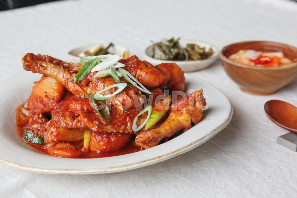 Korean cuisine,cook,Korean,Chicken doritang,dinner,food,meal,afforestation,Korean food,cooking,Dak bokkeumtang,table