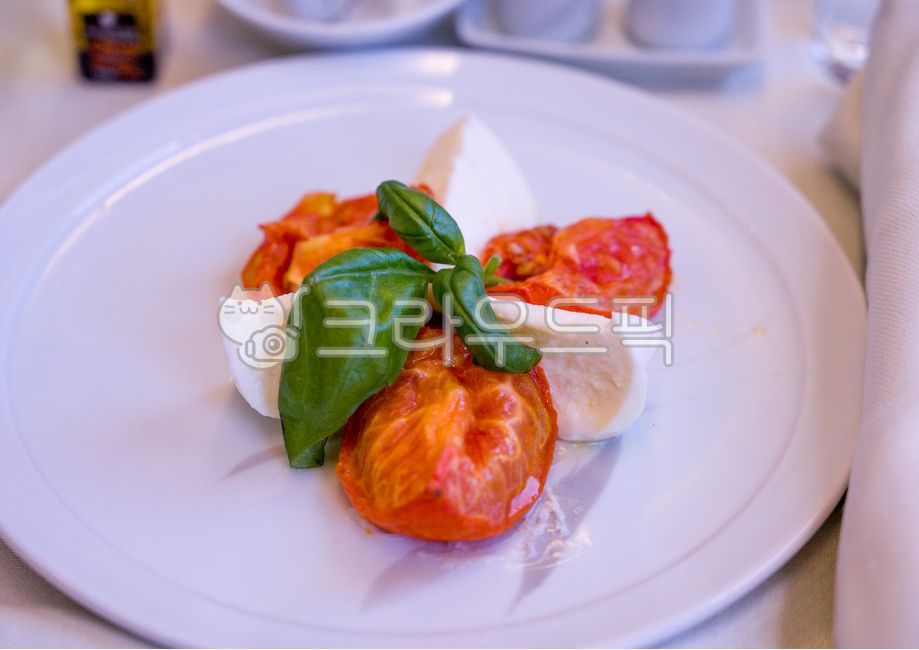 전채요리,코스요리,양식,토마토,치즈,food,음식,plate,그릇,meal,식사,허브,야채,채소