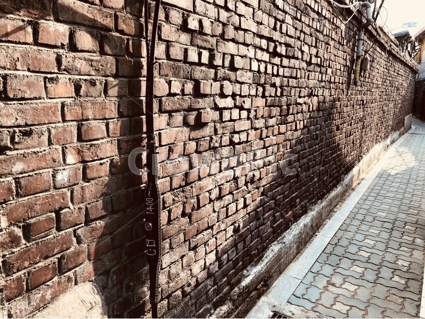 인사동,오후,햇빛,그림자,벽,골목길,alley,건축물,건물외관,exterior,building,structure,architecture,construction,brick,벽돌,walkway,보도,path,통로