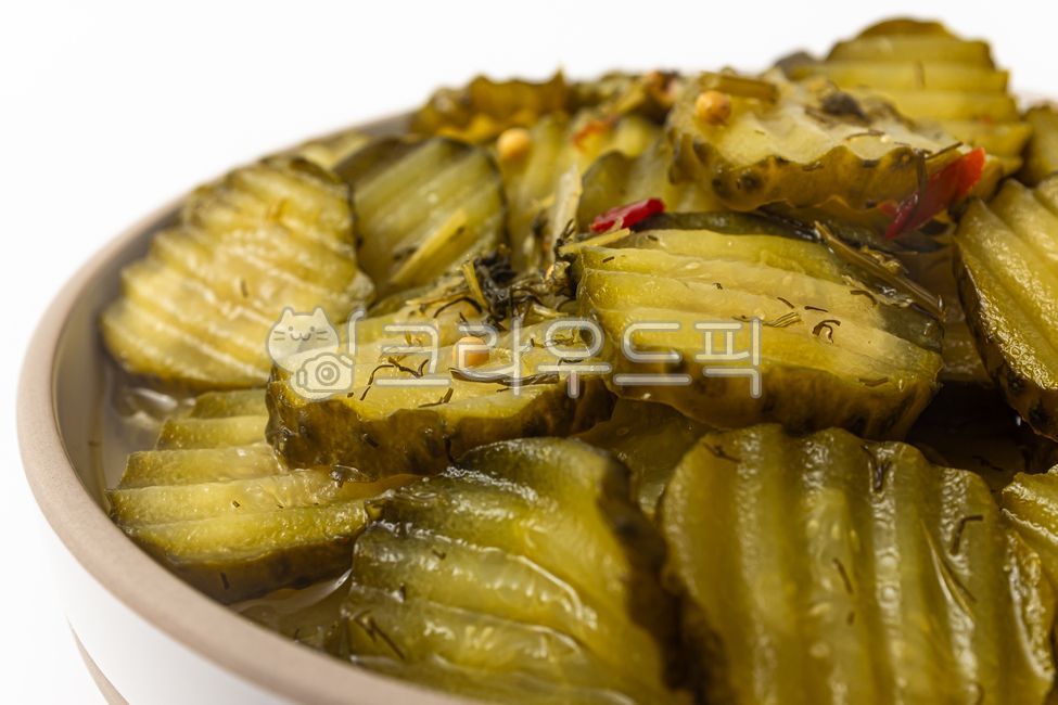 딜피클,피클,오이피클,슬라이스피클,딜,겨자씨,허브,스파이스,향신료,절임,채소,야채,음식,식사,식품,식료품,재료,식재료,음식재료,클로즈업,짭짤한,아삭아삭한