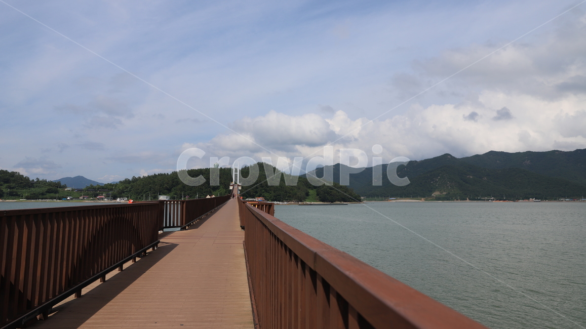 nature,자연,land,땅,water,물,ocean,대양,sea,바다,shoreline,해안선,weather,날씨,cloud,구름,sky,하늘,cumulus,적운,가우도출렁다리,출렁다리,다리,bridge,boardwalk,산책로