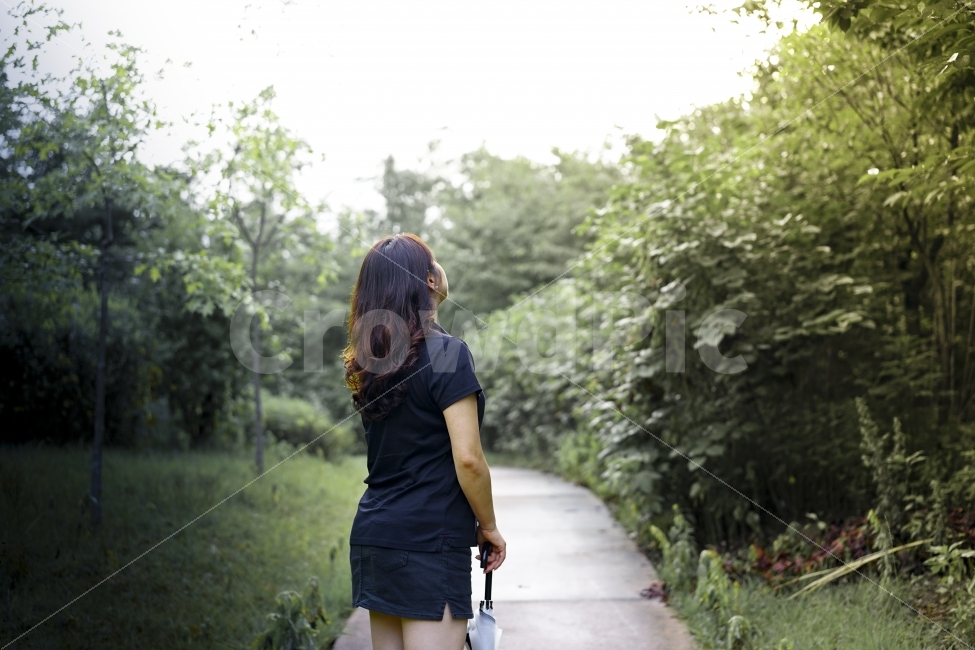 	미용실,헤어샵,퍼머,스타일,손질,뒷태,여자,머리스타일,여성,웨이브펌,웨이브,헤어스타일,굵은웨이브,헤어숍,세팅펌,사람,인물,인간,people,person,woman,female,뷰티,미용,길,거리,감성,인물샷,여름,계절,summer,season,사람,인물,인간,human,person,여성,여자,woman,female,lady,shorts,반바지