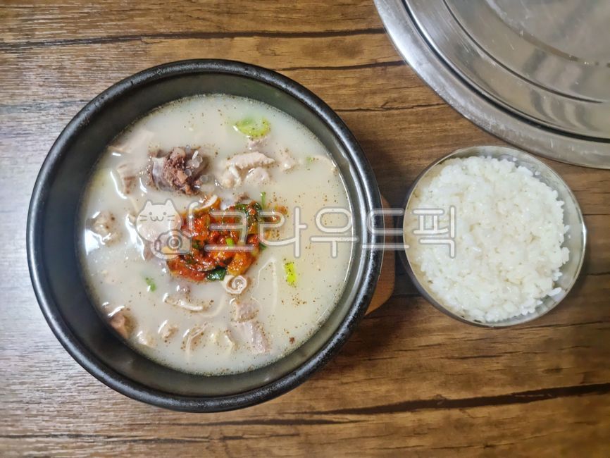 순대국밥,순대,국밥,소울푸드,이열치열,순댓국,안주,식사,1인분,한끼식사,내장,고기순대,국물,사골국물,고기,한끼,뚝배기,육수,사골육수,피순대,요리,식탁,나무판,음식,그릇,bowl,food,meal,순대국,술안주,먹거리,테이블,서민음식,원기회복,돼지부속,보양음식,돼지요리,한식,comfortfood,sundae,sundaesoup,해장,sundaegukbap,한국요리,koreanfood,koreandishes,koreanmeal,koreancook,육류,아시아음식,전통음식,국,식재료,한국음식,맛집,먹방,별미,따끈한,혼밥,해장국,숙취,내장탕,뜨거운,cook,tasty,음식문화,숙취해소,사발,공기밥,흰밥,한공기,흰쌀밥,쌀밥,밥,백미밥,백미,다대기,양념,매운양념,양념장,밥도둑,빨간양념