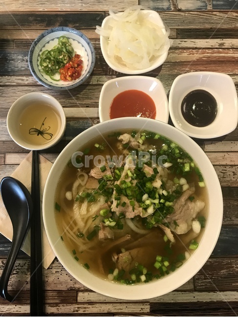 베트남,쌀국수,점심,점심셋트,한그릇,한끼,맛있는,따뜻한,밥,건강에좋은,국,흰,베트남메스,국수,사발,타이,야채,베트남어,요리,태국,전통음식,후추,맛,식당,음식,식재료,요리,food,cook,meal,dishes,food reserves,면류,면요리,noodles