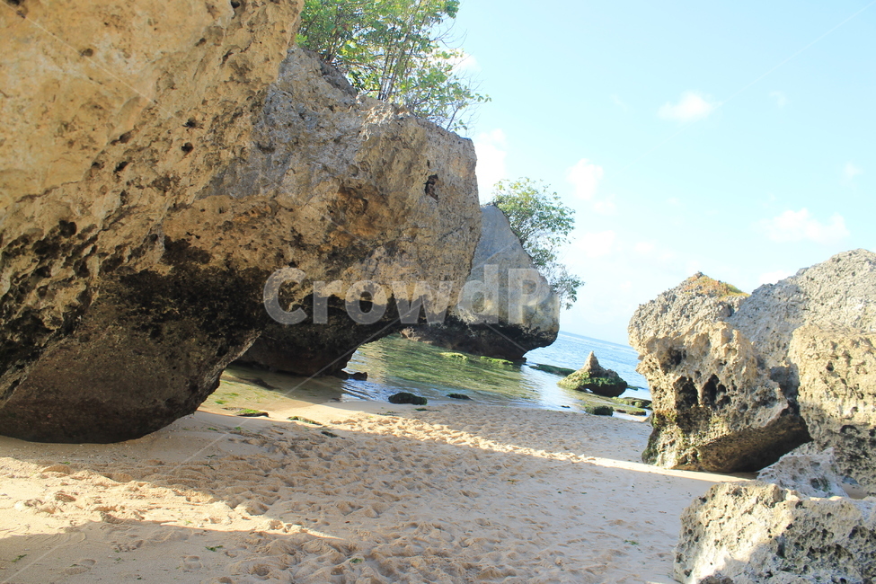 인도네시아,발리,해변,바다,바위,록,indonesia,bali,beach,sea,rock,rocks,sky,하늘,자연,nature,ocean,대양,자연,풍경,nature,landscape,해변,바다,beach,sea,shoreline,해안선,water,물,outdoors,옥외,coast,연안,cave,동굴,cove,후미