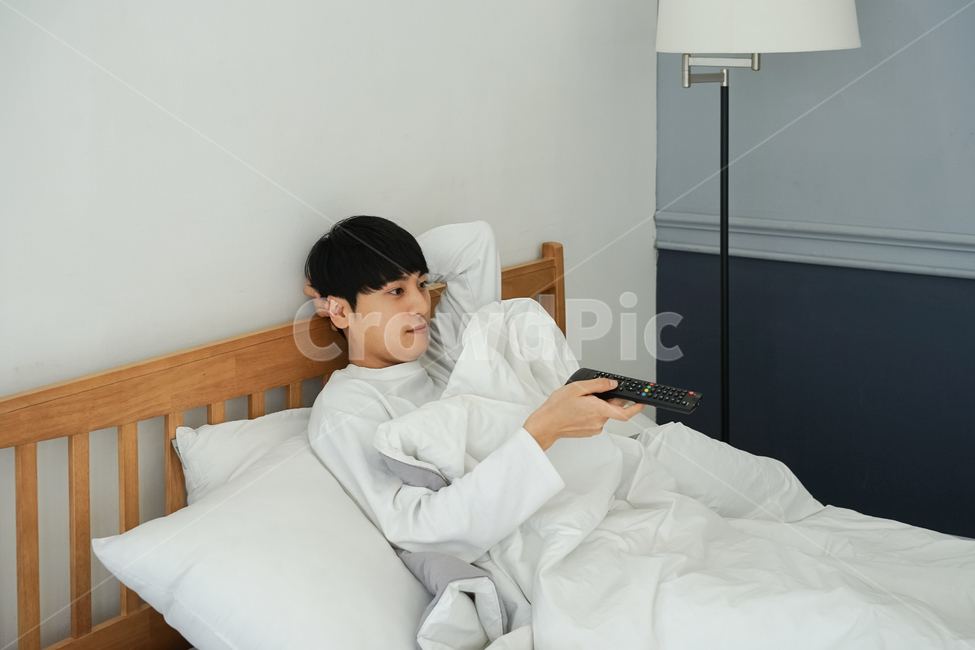 침대,방,실내,침실,리모컨,티비,시청,남성,남자,휴식,휴일,이불,bed,집,사람,인물,인간,human,person,남성,남자,man,male,휴식,힐링,rest,relaxation,healing