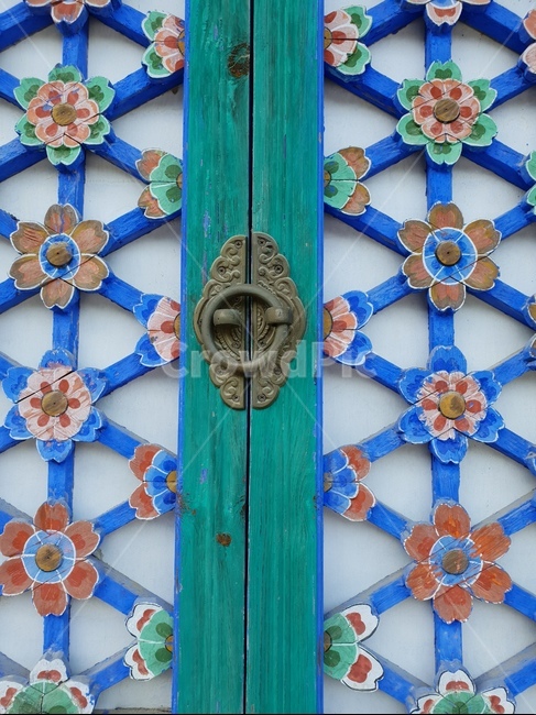 한국불교사원,직지사,문,문양,전통,패턴,단청,배경,아트,꽃,종교,불교,색감,화려함,아름답다,koreantradition,religion,beautiful,koreanbuddhism,문고리,손잡이,한국전통,한국문화,korean traditional,korean culture,건축물,건물외관,exterior,building,structure,architecture,construction
