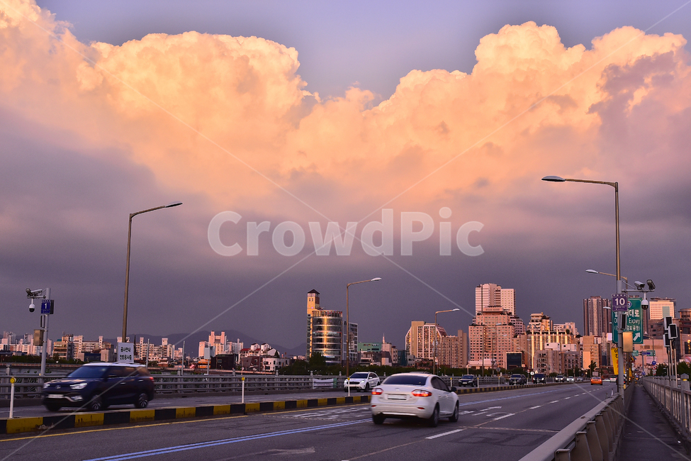 road,도로,타맥,asphalt,freeway,아스팔트,다리,대교,노을빛,저녁무렵,석양,sunset,도시풍경,구름,낭만적,가로등,건물,질주,자동차,차량,도로표지판,배경,바탕,백그라운드,background,분위기