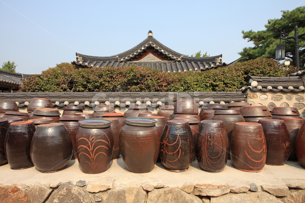 한옥,전통가옥,전통,가옥,한국전통,집,기와집,전통집,항아리,장독,장독대,기와,담,담장,돌담,마당,건축,건축물,전통건축,전통건축물,하늘,지붕,나무,풍경,민속,야외,실외,익스테리어,남산골,한옥마을,남산골한옥마을,문화,전통문화,서울,한국,한국전통,한국문화,korean traditional,korean culture,건축물,건물외관,exterior,building,structure,architecture,construction