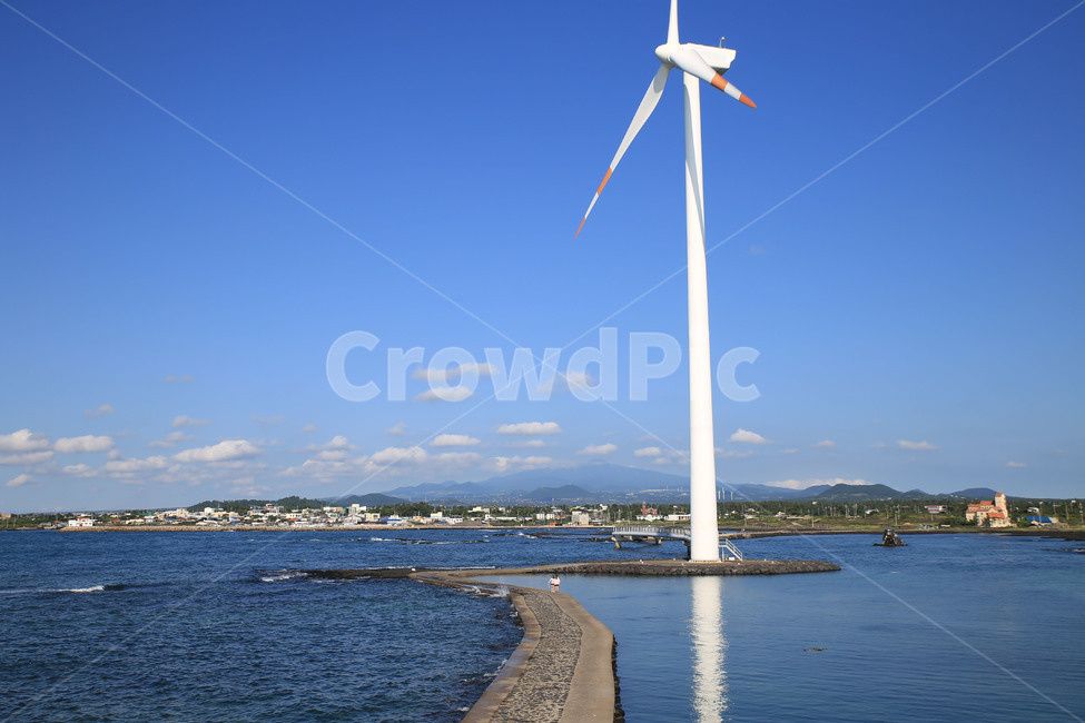 풍차,하늘,파란하늘,풍경,제주,파랑,blue,landscape,natural,sky,구름,여름,제주도,jeju,jeju island,산업,industry,industrial,에너지산업,energy industry,machine,기계,motor,모터,engine,엔진