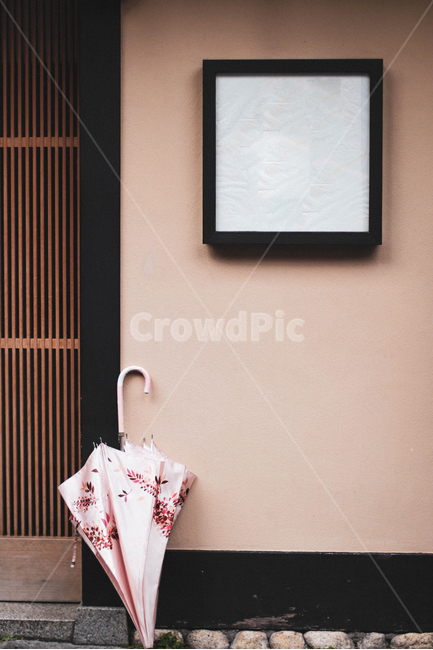 일본,간판,액자,우산,일본풍경,비오는날,브라운,벽,프레임,frame,흰색,하얀색,갈색,핑크,핑크색,감성,심플,미니멀,simple,minimal