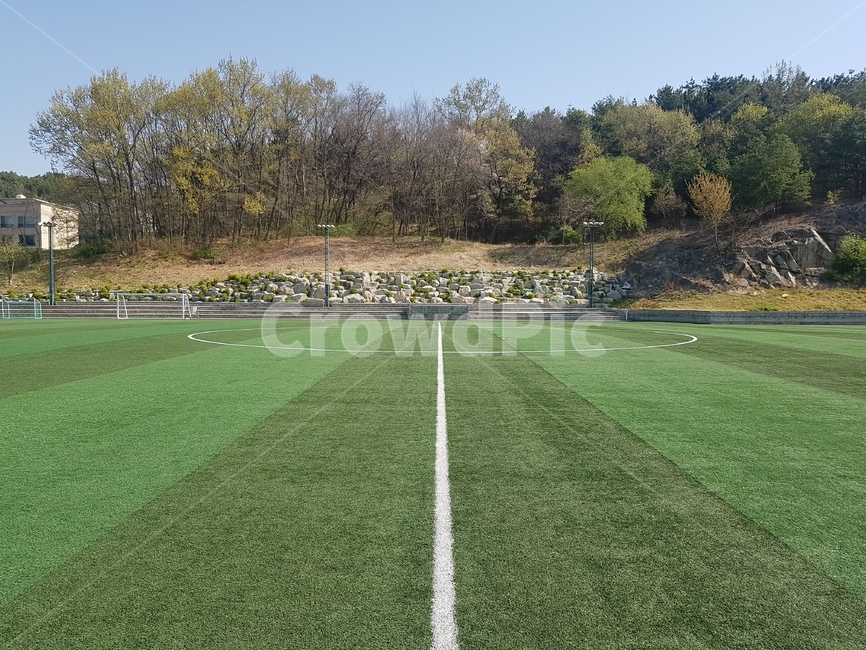 운동장,인조잔디,중앙선,직선,나무