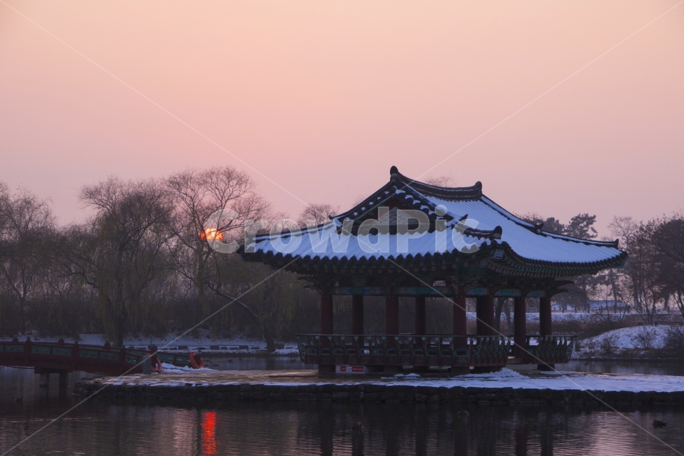 사진,단독사진,디자인,소스,포토,사진자료,배경,배경사진,풍경,한국,전통,민속,사찰,절,불교,종교,하늘,기와,기와집,푸른하늘,전통가옥,한옥,건축,건축물,건축양식,기와지붕,지붕,동양,눈,겨울,호수,연못,저수지,공원,정자,누각,일몰,일출,노을,겨울,계절,winter,season,자연,풍경,nature,landscape,한국자연풍경,한국자연경관,korea nature landscape,한국전통,한국문화,korean traditional,korean culture,랜드마크,landmark,tourist attraction,한국랜드마크,한국관광지,한국명소,korea landmark,korea tourist attraction