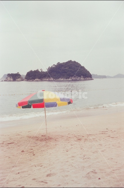 파라솔,해변,해수욕장,필름사진,바다,여름,계절,summer,season,해변,바다,beach,sea,감성,sensible,feeling,nature,자연,outdoors,옥외,land,땅,shoreline,해안선,water,물,ocean,대양