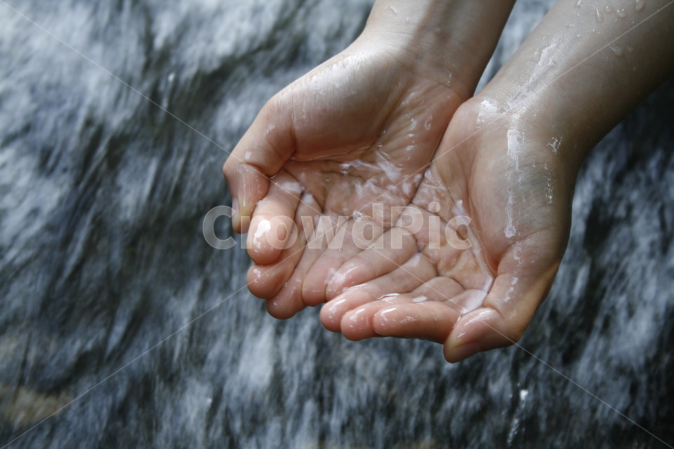 물,냇가,깨끗함,시원함,water,시냇물,맑은,맑은물,투명한,투명,사람,인물,인간,human,person,신체일부,몸,body