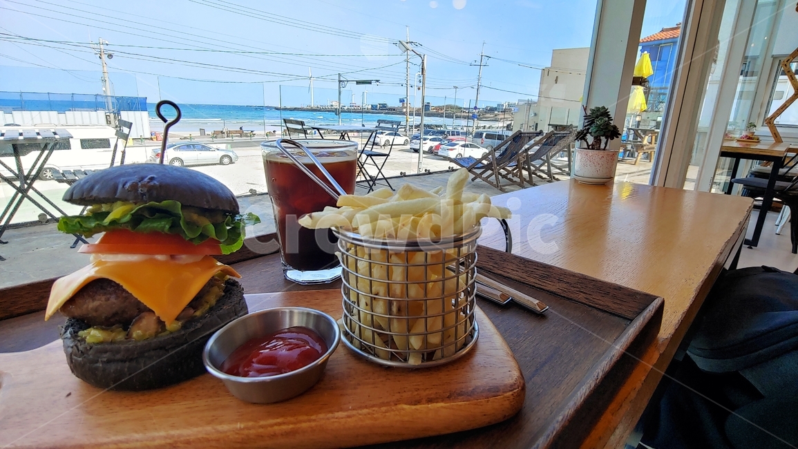음식,버거,감자튀김,바다,해변,카페,파랑,하늘,파란하늘,food,burger,커피,아메리카노,정크푸드