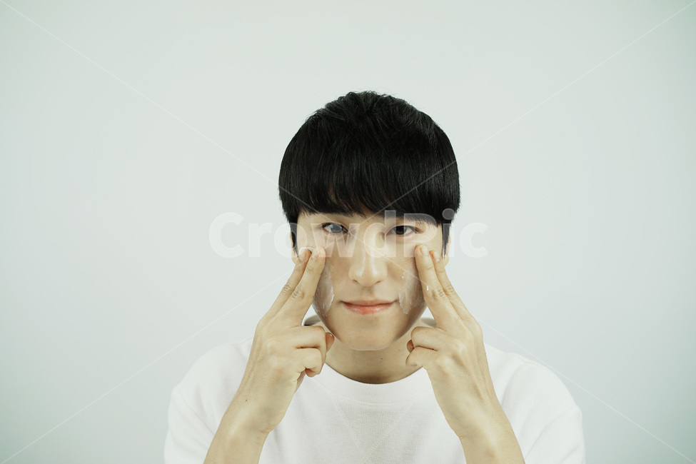 남자,뷰티,스킨케어,피부관리,화장품,로션,beauty,skincare,cosmetic,남성,lotion,그루밍족,사람,인물,인간,human,person,얼굴표정,facial expression,face,남성,남자,man,male,감정표현,기분,feeling,emotion,뷰티,미용,beauty treatment