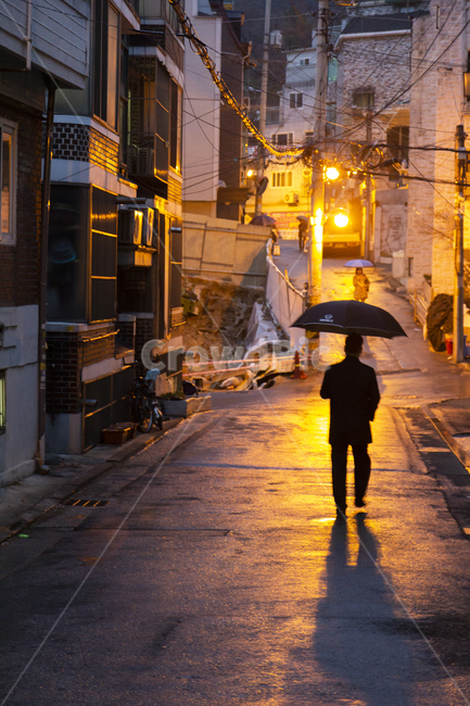 우산,뒷모습,비,골목,거리,남성,umbrella,남자,비오는날,비내리는,비오는,노년,중년,노후,아버지,아빠,삶,person,사람,human,인간,pedestrian,보행자,책임감,우울함,슬픔,고독함,lonely,골목길,alley,비,비오는날,rain,rainy