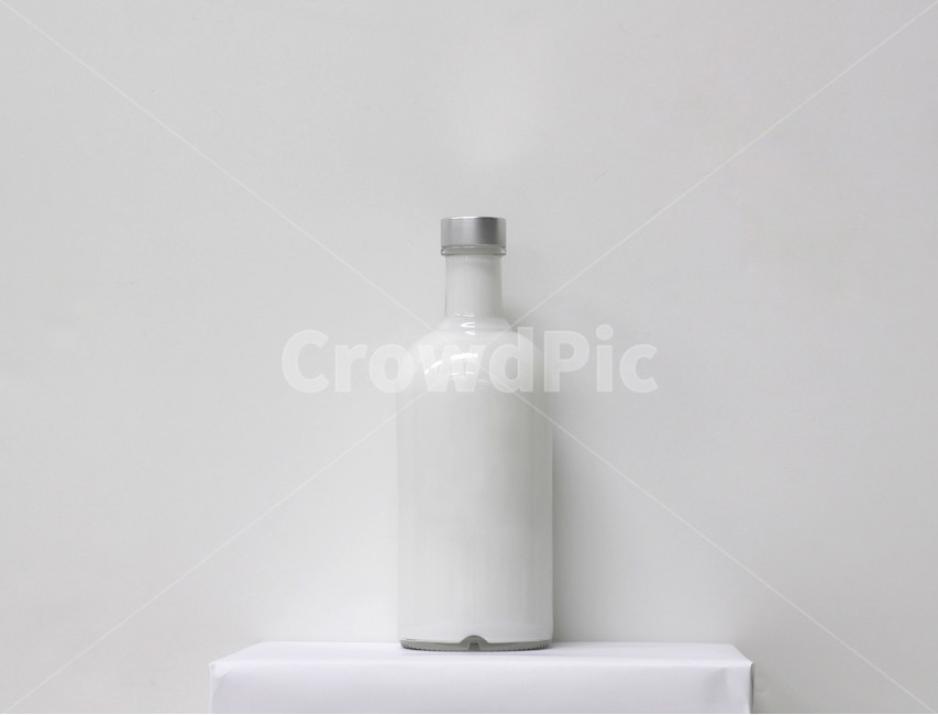 병,흰병,술병,유리,액체,뚜껑,사물,물건,오브젝트,thing,object,matter