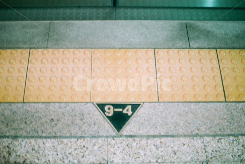 지하철,지하철역,역,subway,바닥,땅,건물,출입문,필름카메라