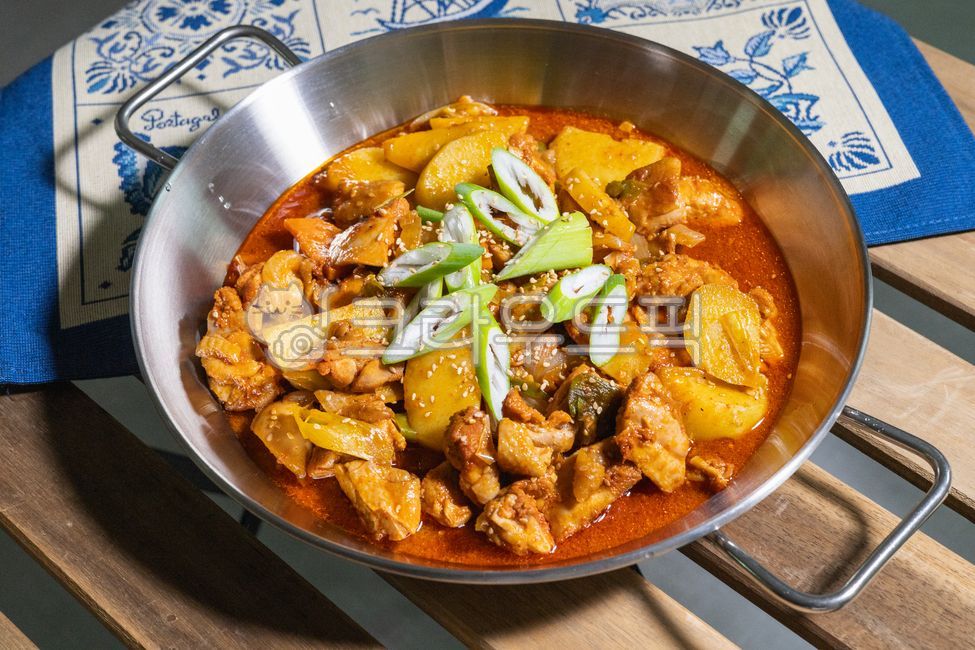 닭볶음탕,닭도리탕,닭볶음탕요리,요리,음식,food,식사,meal,접시,닭매운탕,볶음요리,볶음음식,맛집,대파,파,닭메뉴,닭요리,초복,중복,말복,초복음식,말복음식,중복음식,식재료,cook,dishes,foodreserves,메뉴,빨간색,빨강,red,spicy,한식,빨간음식,매운음식,육류,고기