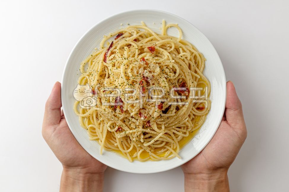 알리오올리오,파스타,스파게티,올리브유,마늘,페페론치노,파마산치즈,치즈,파슬리,음식,식사,식품,식료품,재료,식재료,음식재료,클로즈업,고소한,기름진,느끼한,음식,식재료,요리,food,cook,meal,dishes,food reserves