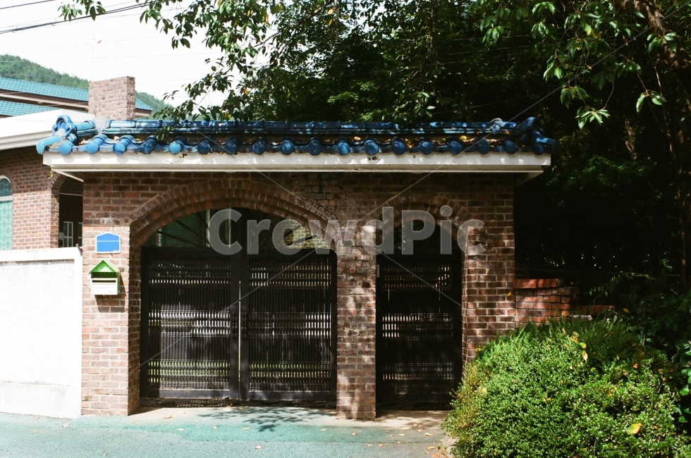 주택,저택,문,출입문,대문,출구,입구,필름,철문,건축물,건물외관,exterior,building,structure,architecture,construction