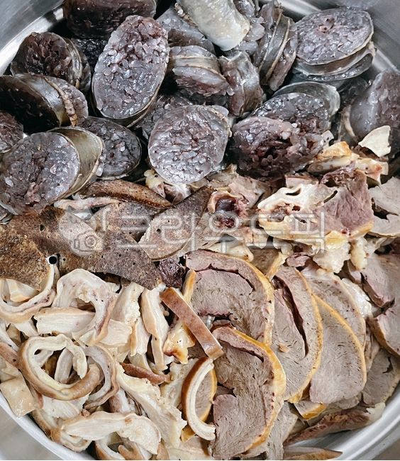 Naejing,pork,Assorted internal organs,pig,Badger Gamtu,ingredients,Steamed,cooking,sundae,lights,liver,steamy,cook,food,meal,Attached,dish,meat,pork parts,Pig parts,Pig appendages