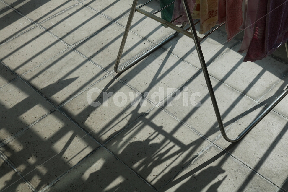 그림자,shadow,빨래,laundry,everyday,routine,daily,일상,일상적인,집안,집안풍경,건조대,빨래건조대,실루엣,그림자,silhouette,shadow