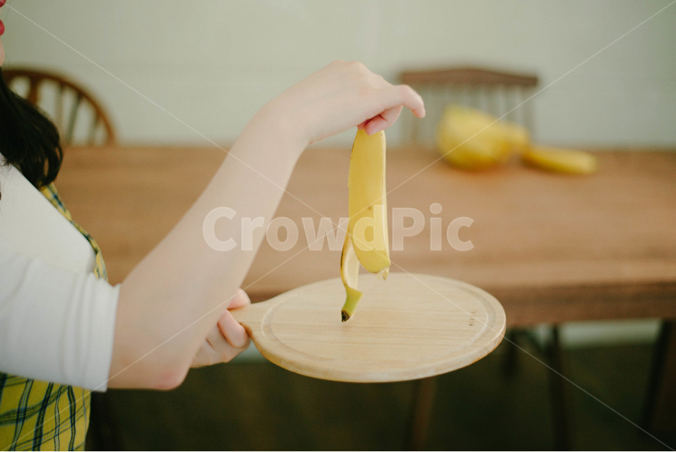 바나나,노랑,yellow,banana,손,원피스,노란색,노랑색,컨셉,concept,과일,열매,열대과일,프루트,fruit,먹을것,음식,식품,신선도,디저트,cook,food,트레이,껍질,바나나껍질,과일,열매,fruit,감성,sensible,feeling