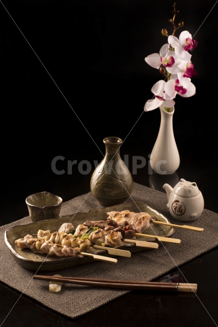 일식,안주,구이,꼬치구이,바베큐,주점,연출,테이블,젓가락,접시,닭꼬치,돼지고기,닭고기,음식,Food,술잔,술병,꽃병,행운,꽃,인테리어,소품,음식,식재료,요리,food,cook,meal,dishes,food reserves,일식,일본음식,일본요리,Japanese food,Japanese dishes,Japanese meal,Japanese cook,연출,컨셉,콘셉,direction,concept