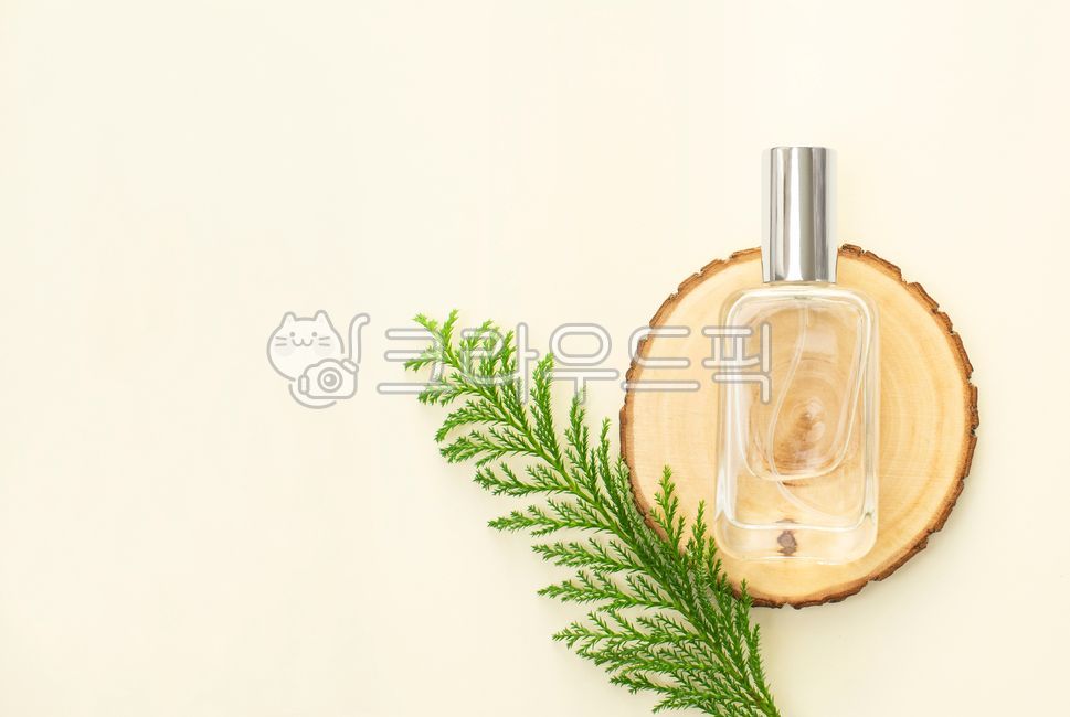 gift,deco,beauty,perfume container,irregular,bottle,dreamy,perfume,homesick,platform,wood carving,cosmetics,spring,copy space,event,decoration,incense,close up,pretty,stray,natural,abundant,glass container,many,mockup,full bloom,Herb,flower,sprinkled,fall