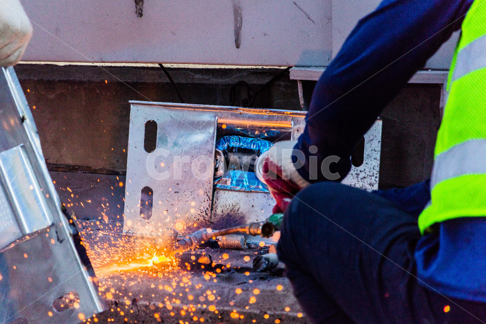 산업,공업,노동,노동자,금속,불꽃,기술,가스절단,산소절단,industrial,metal,metalic,technique,technician,expert,labor,worker,laborer,cutting,gas,oxyfuel,flame,spark,flare,blaze,사람,인물,인간,human,person,신체일부,몸,body,산업,industry,industrial,제조업,manufacturing business,manufacturing industry