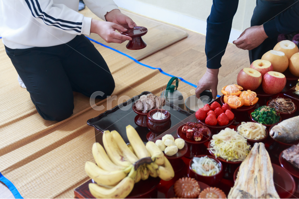 제사,차례,제사상,제사음식,추석,설날,명절,설,한가위,절,배,과일,공손한,유교,유교문화,가례,예절,문화,한국,조상,추모,의식,차례상,주자가례,관습,풍습,전통,전통문화,가정,의례,문화유산,남성,장손,한국전통,한국문화,korean traditional,korean culture,사람,인물,인간,human,person,신체일부,몸,body