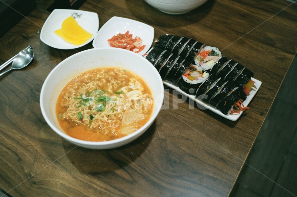 라면,김밥,분식,야식,김치,단무지,식사,출출함,데이트,음식,식재료,요리,food,cook,meal,dishes,food reserves,한식,한국음식,한국요리,korean food,korean dishes,korean meal,korean cook