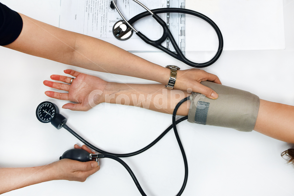혈압체크,혈압,고혈압,저혈압,건강검진,검진,진찰,의료,건강보험,병원,의원,간호사,환자,진료,의료기기,청진기,기록지,사람,인물,인간,human,person,신체일부,몸,body,의료,의학,병원,medical,hospital,clinic,연출,컨셉,콘셉,direction,concept
