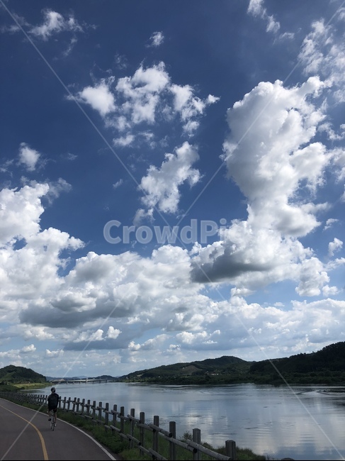 하늘,자전거길,자전거도로,구름,국토종주,한강,자연,풍경,nature,landscape,한국자연풍경,한국자연경관,korea nature landscape,사람,인물,인간,human,person,스포츠,레저,운동,sports,leisure,exercise,건강,헬스웨어,헬스케어,healthware,health care,outdoors,옥외,azure sky,푸른 하늘,sky,weather,날씨,cloud,cumulus,적운