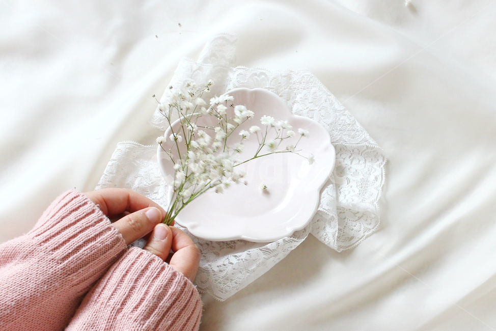 손,꽃,안개꽃,분홍,감성사진,그릇,분홍색,하얀색,pink,white,flower,flowers,레이스,접시,hand,꽃,flower,사람,인물,인간,human,person,신체일부,몸,body,연출,컨셉,콘셉,direction,concept