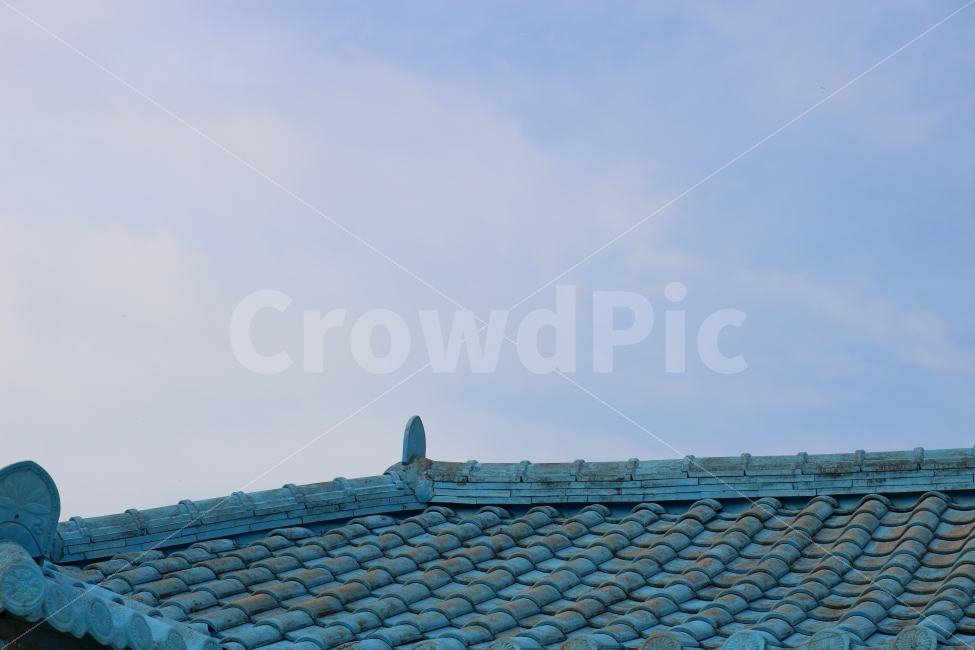 기와,한국,하늘,푸른,파랑,지붕,건축,길거리,푸른하늘,sky,blue,시골,마을,풍경,landscape,country,rural,town,건축물,건물외관,exterior,building,structure,architecture,construction