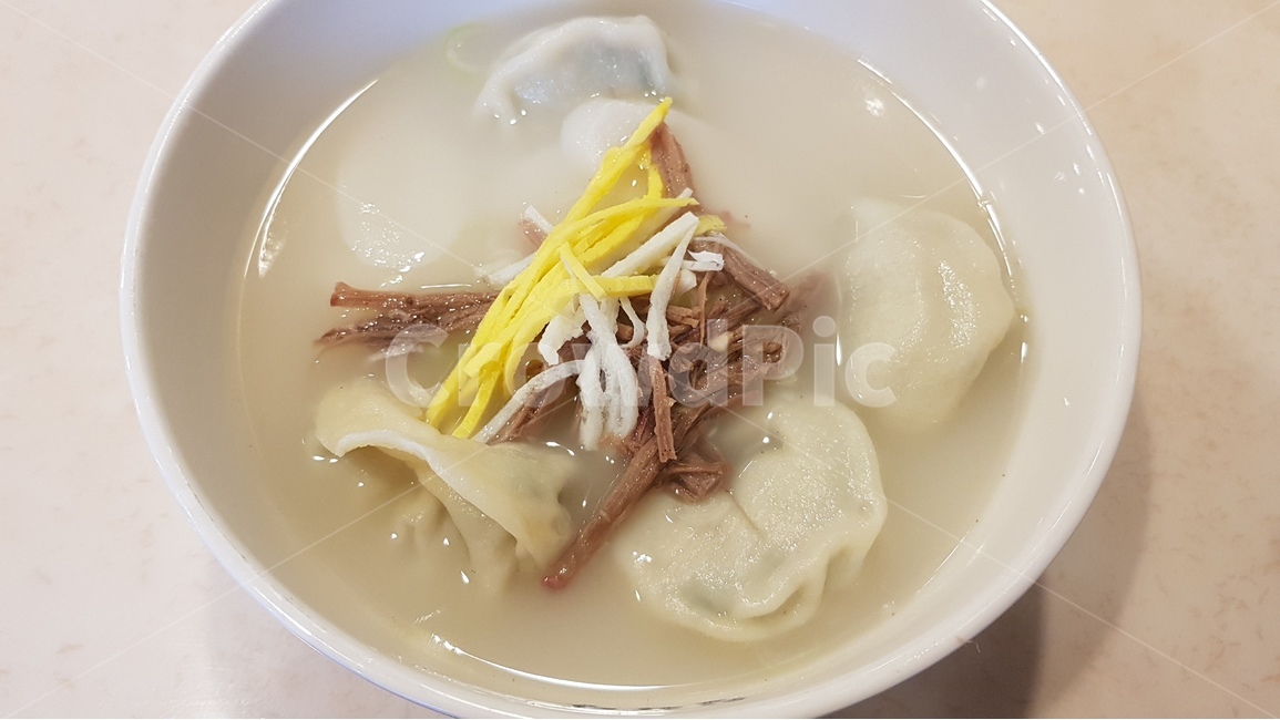 한국음식,떡국,떡,계란,소고기,국물,국,새해,한국명절음식,화이트,음식,식재료,요리,food,cook,meal,dishes,food reserves,한식,한국음식,한국요리,korean food,korean dishes,korean meal,korean cook