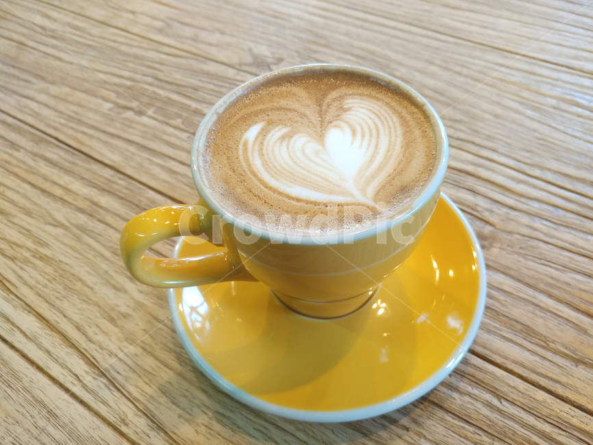 커피하트,카페라떼,라떼아트,따뜻한,음료,caffelatte,음식,카페,노란색,커피잔,라떼,하트,커피,카페,coffee,cafe