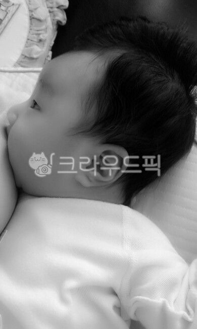 모유,모유수유,아기,신생아,유아,옆모습,엄마,모성,모성애,아기옆모습,흑백,사랑스러운