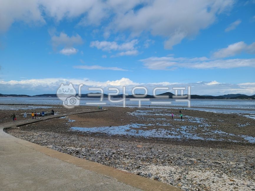 Beach,ocean,foreshore,dirt road,Pebble