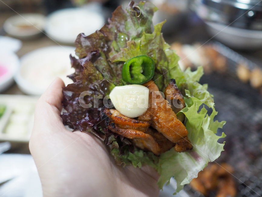 닭고기,닭,쌈,닭갈비,춘천닭갈비,춘천,chicken,고기쌈,상추,마늘,고기,식사,음식,한식,한국음식,한국요리,korean food,korean dishes,korean meal,korean cook