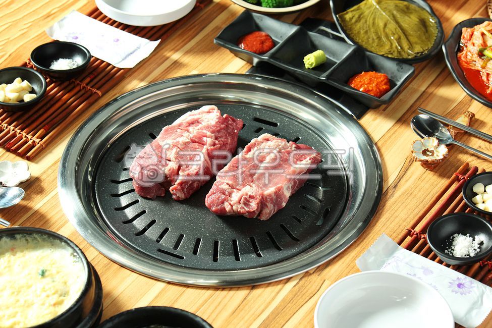 Meat table setting,raw garlic,table setting,raw meat,plate,Black Pork Belly,pork,Raw neck meat,pig,camping food,pork belly,Hanjeongsik,bamboo stand,Korean food,Grilled Pork Belly,plate holder,fire,Salt place,Korean restaurant,Camping,roast,garlic,salt,res