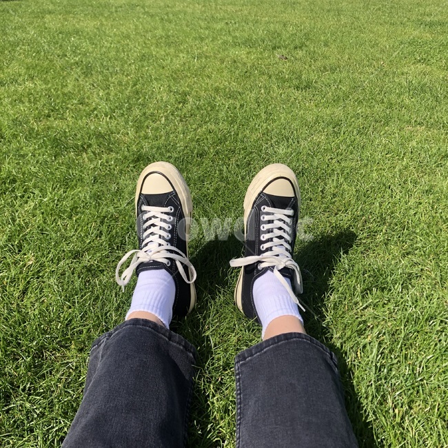 grass,잔디,의복,clothing,의류,human,인간,사람,다리,휴식,운동화